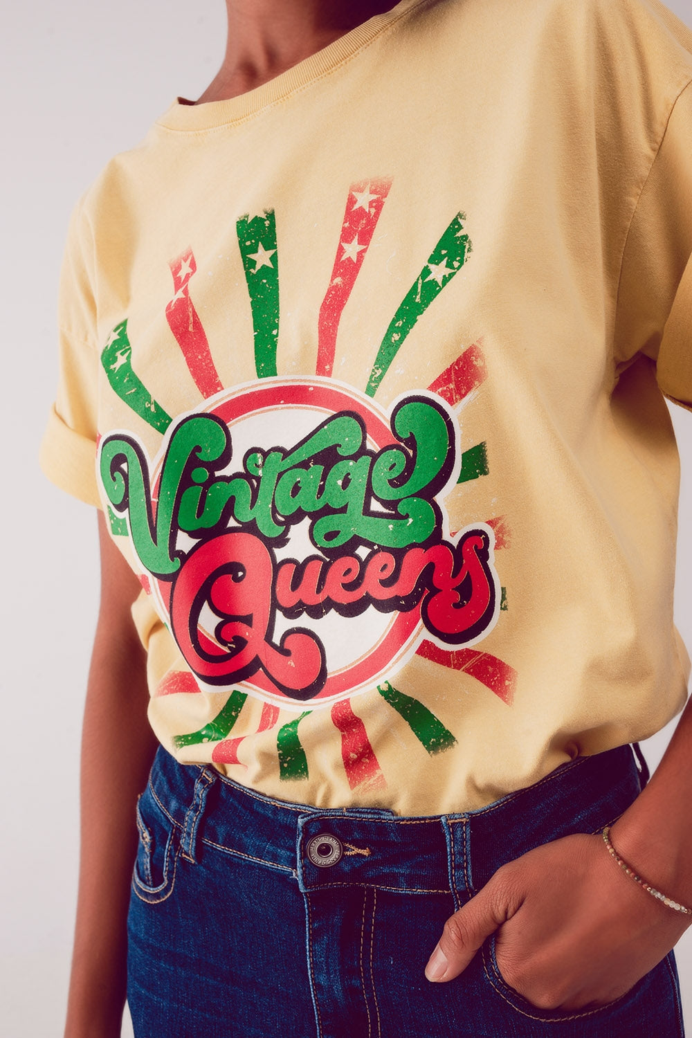 Camiseta casual con estampado gráfico de Vintage Queens en amarillo