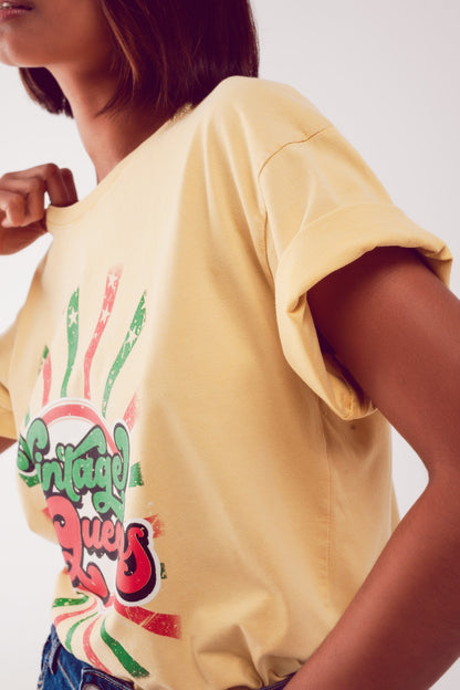 Camiseta casual con estampado gráfico de Vintage Queens en amarillo