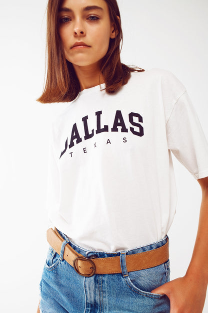Camiseta con el texto Dallas Texas en blanco