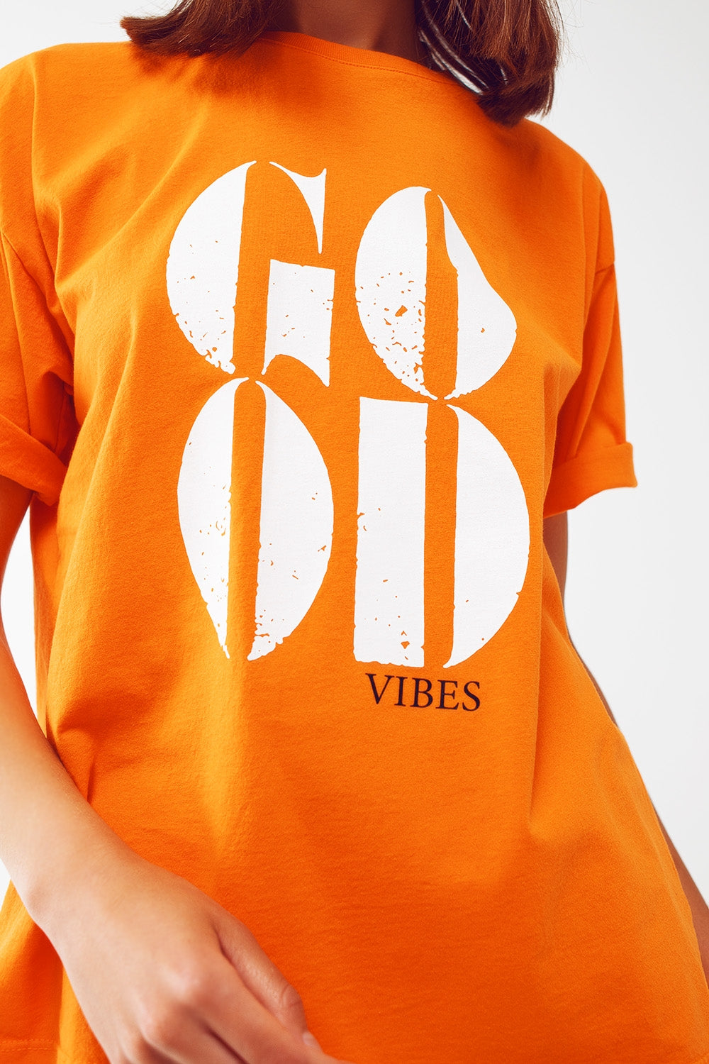 Camiseta con el texto Good Vibes en naranja