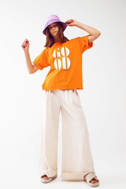 Camiseta con el texto Good Vibes en naranja
