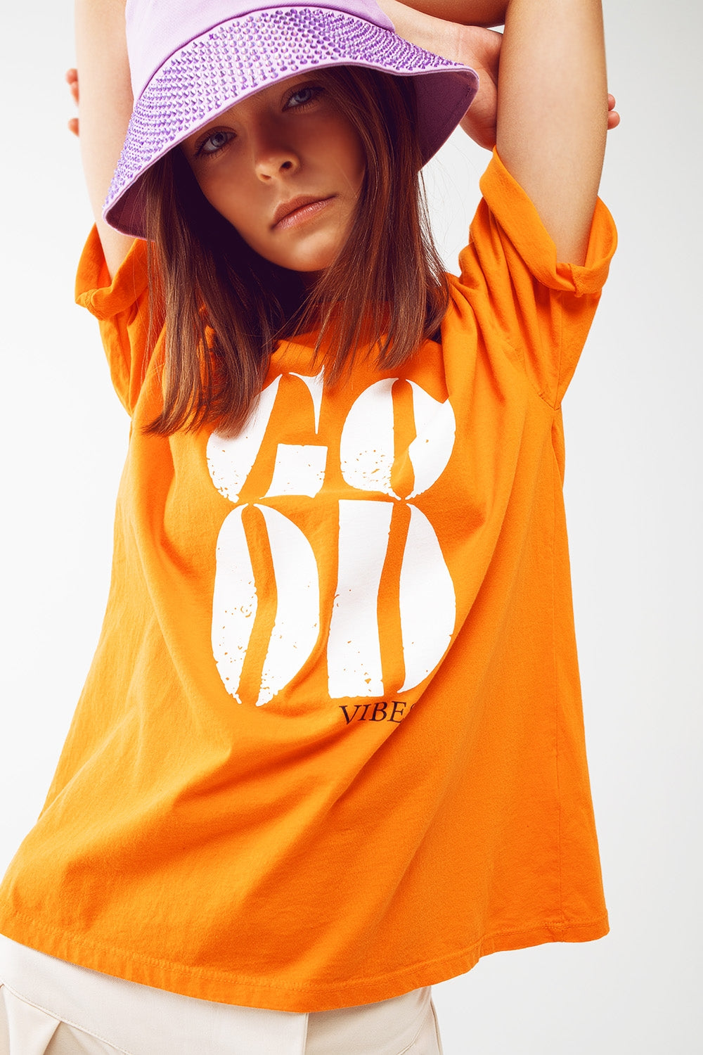 Camiseta con el texto Good Vibes en naranja