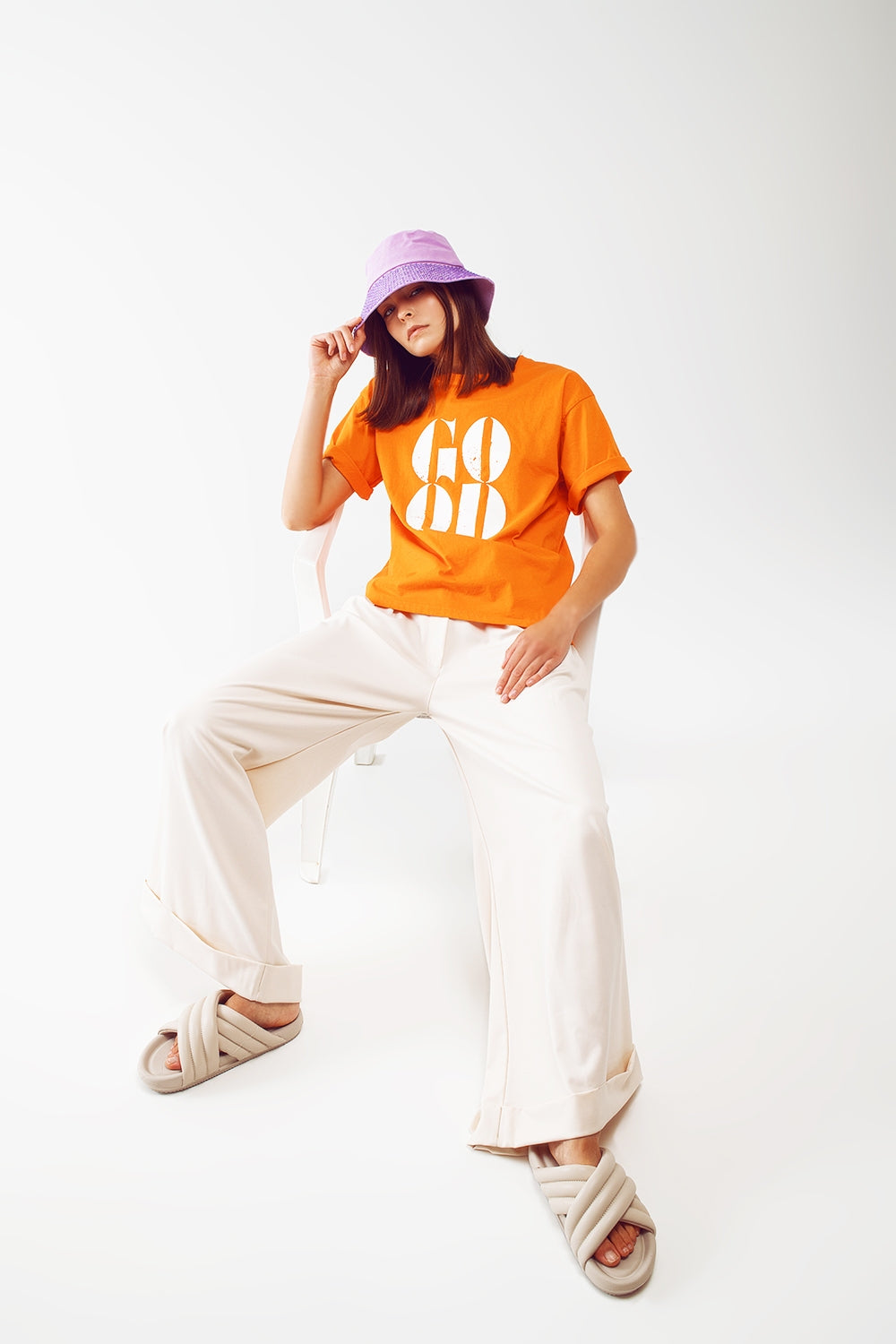 Camiseta con el texto Good Vibes en naranja