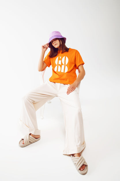 Camiseta con el texto Good Vibes en naranja