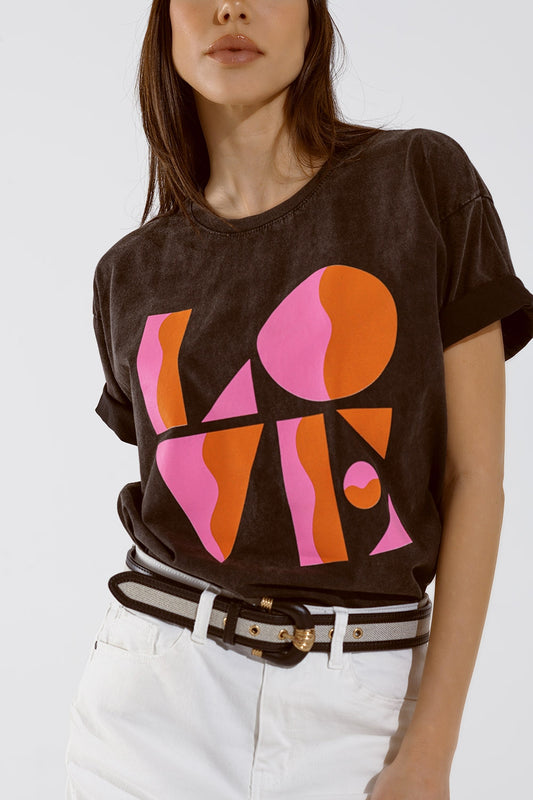 Q2 Camiseta con logotipo LOVE en negro lavado