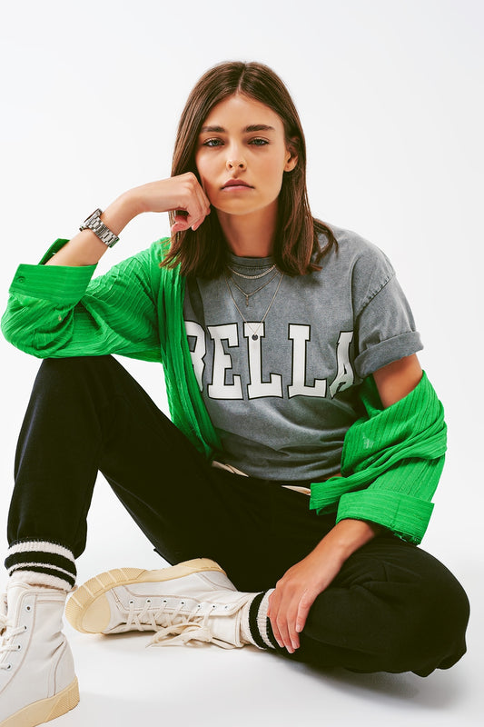 Q2 Camiseta con texto Bella en gris