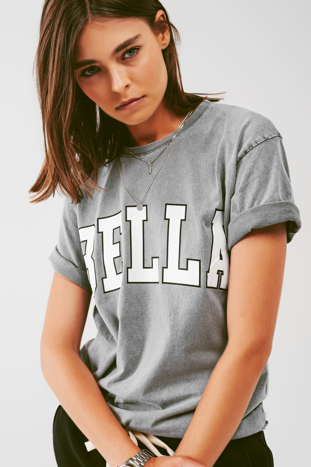 Camiseta con texto Bella en gris