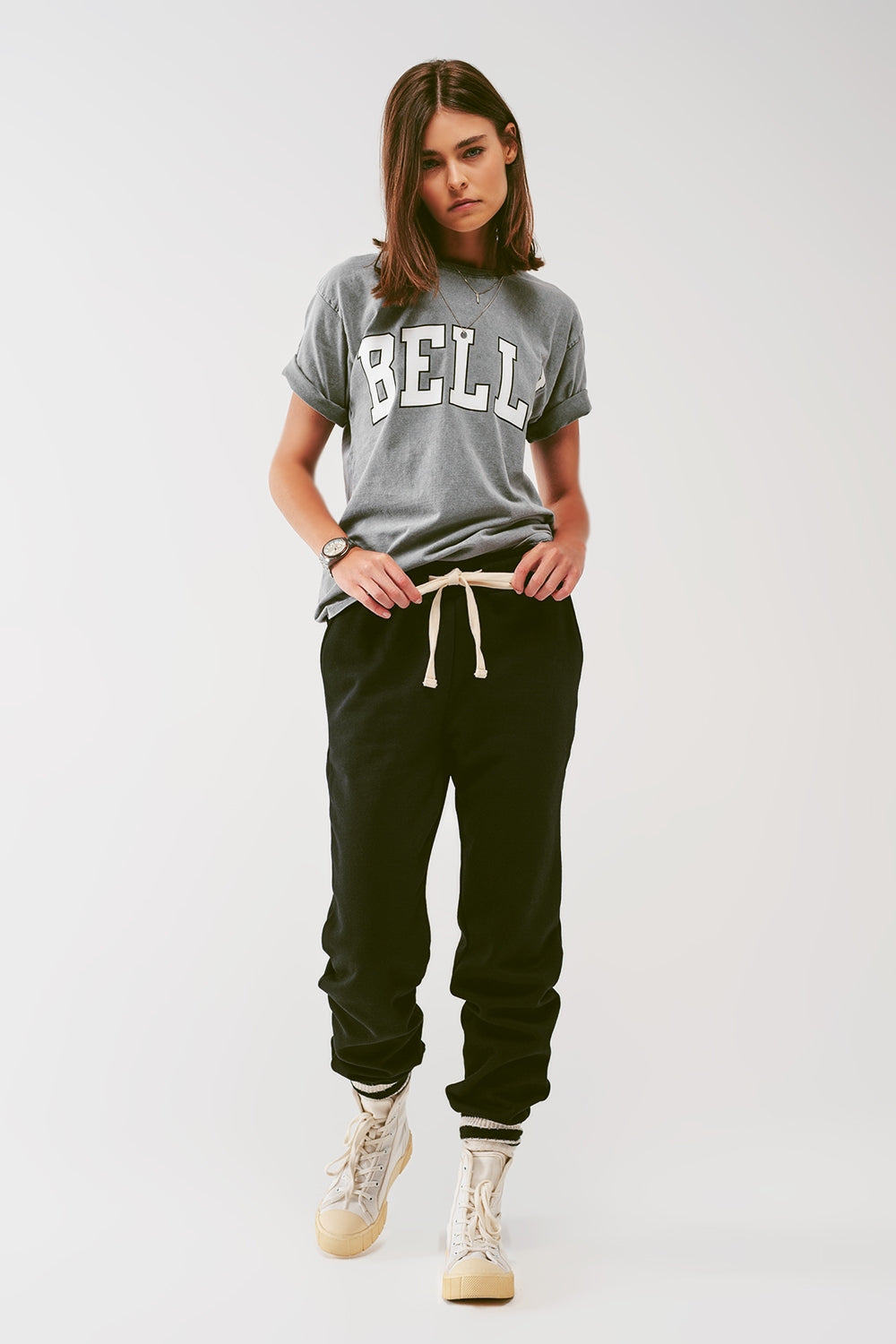Camiseta con texto Bella en gris