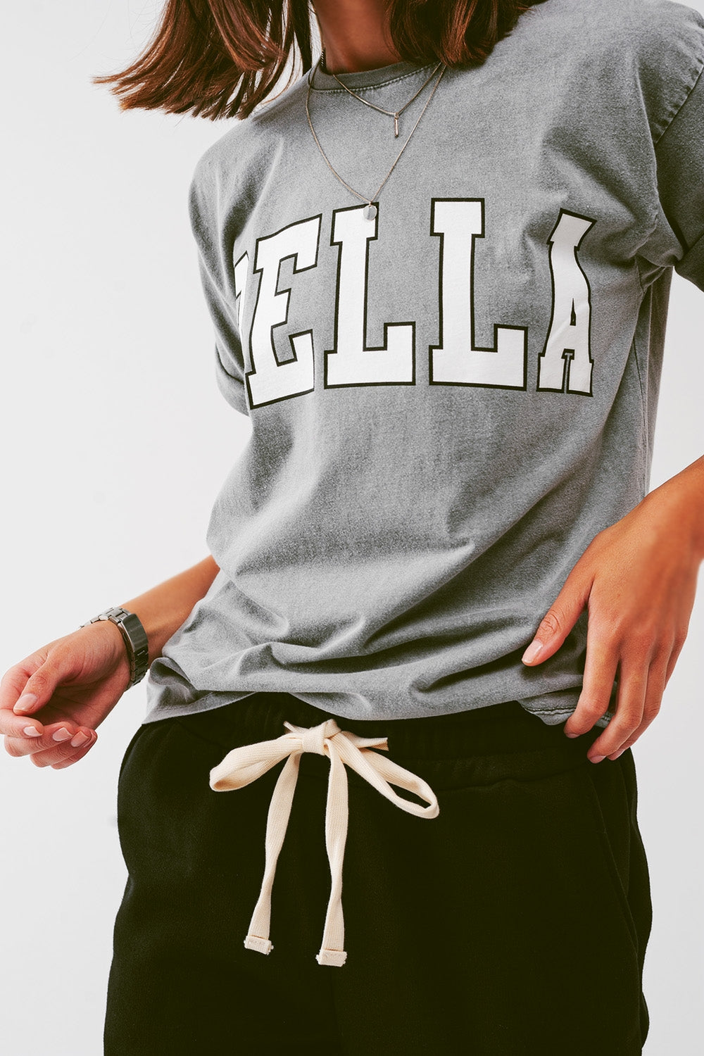 Camiseta con texto Bella en gris