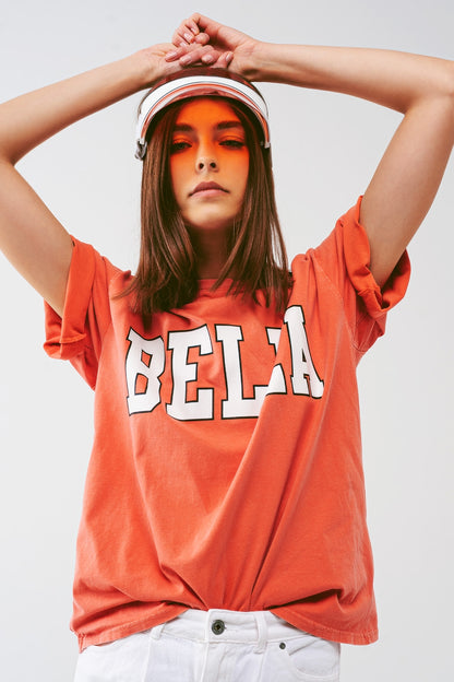 Camiseta con texto Bella en naranja