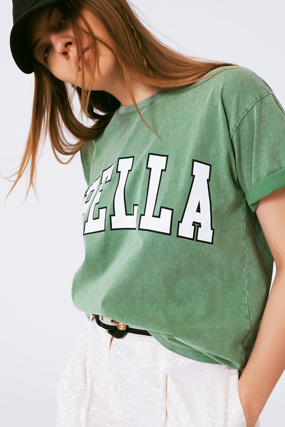 Camiseta con texto Bella en verde