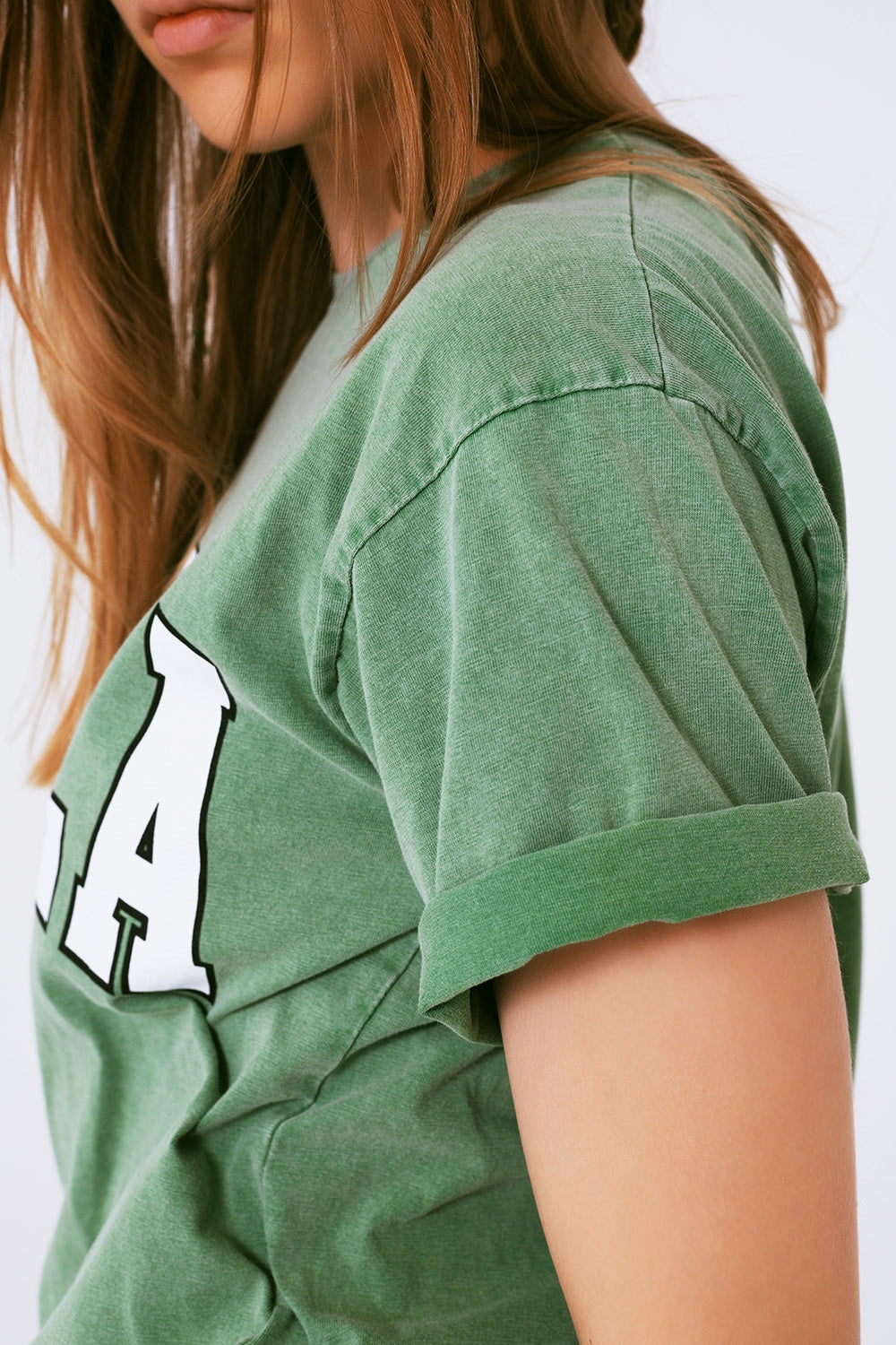 Camiseta con texto Bella en verde