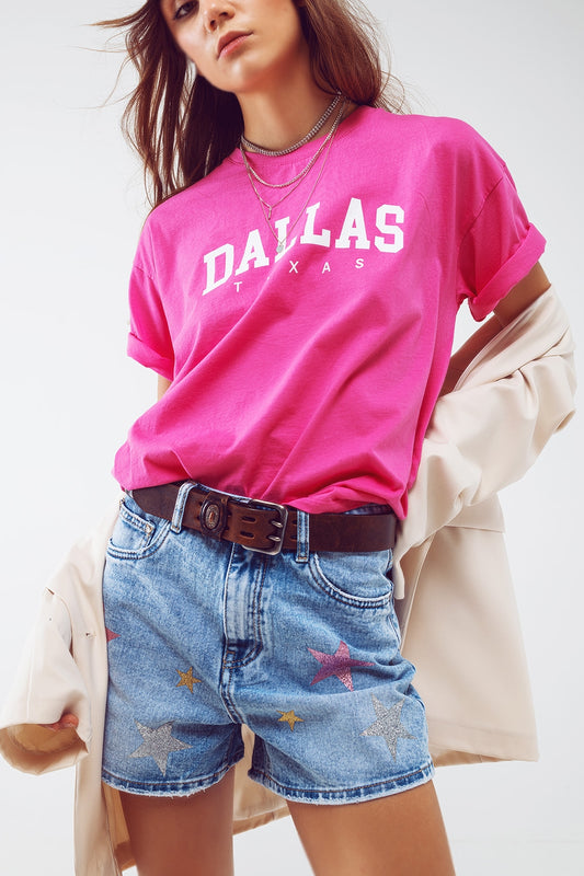 Q2 Camiseta con texto Dallas Texas en fucsia