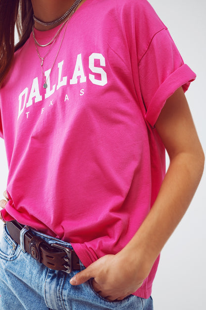 Camiseta con texto Dallas Texas en fucsia