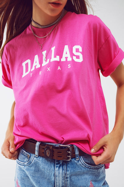 Camiseta con texto Dallas Texas en fucsia