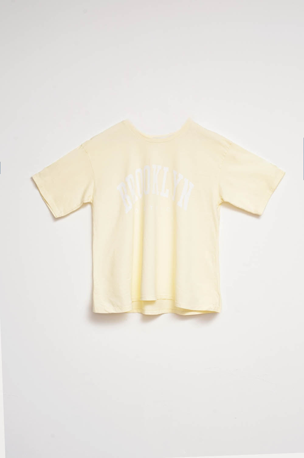 Camiseta con texto del distrito de Brooklyn en amarillo