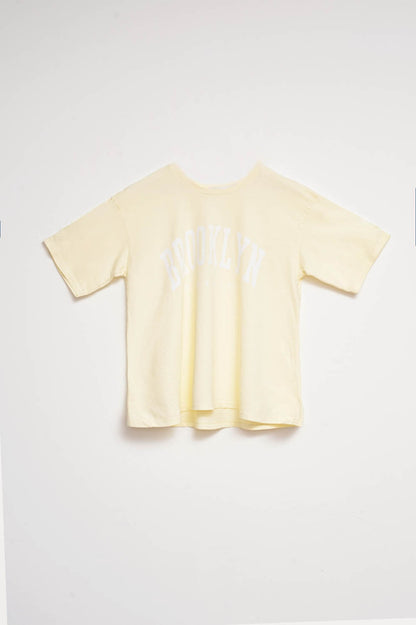 Camiseta con texto del distrito de Brooklyn en amarillo