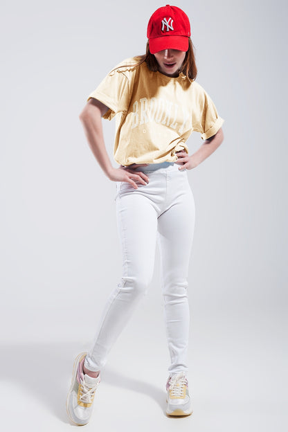 Camiseta con texto del distrito de Brooklyn en amarillo