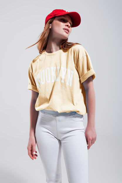 Camiseta con texto del distrito de Brooklyn en amarillo