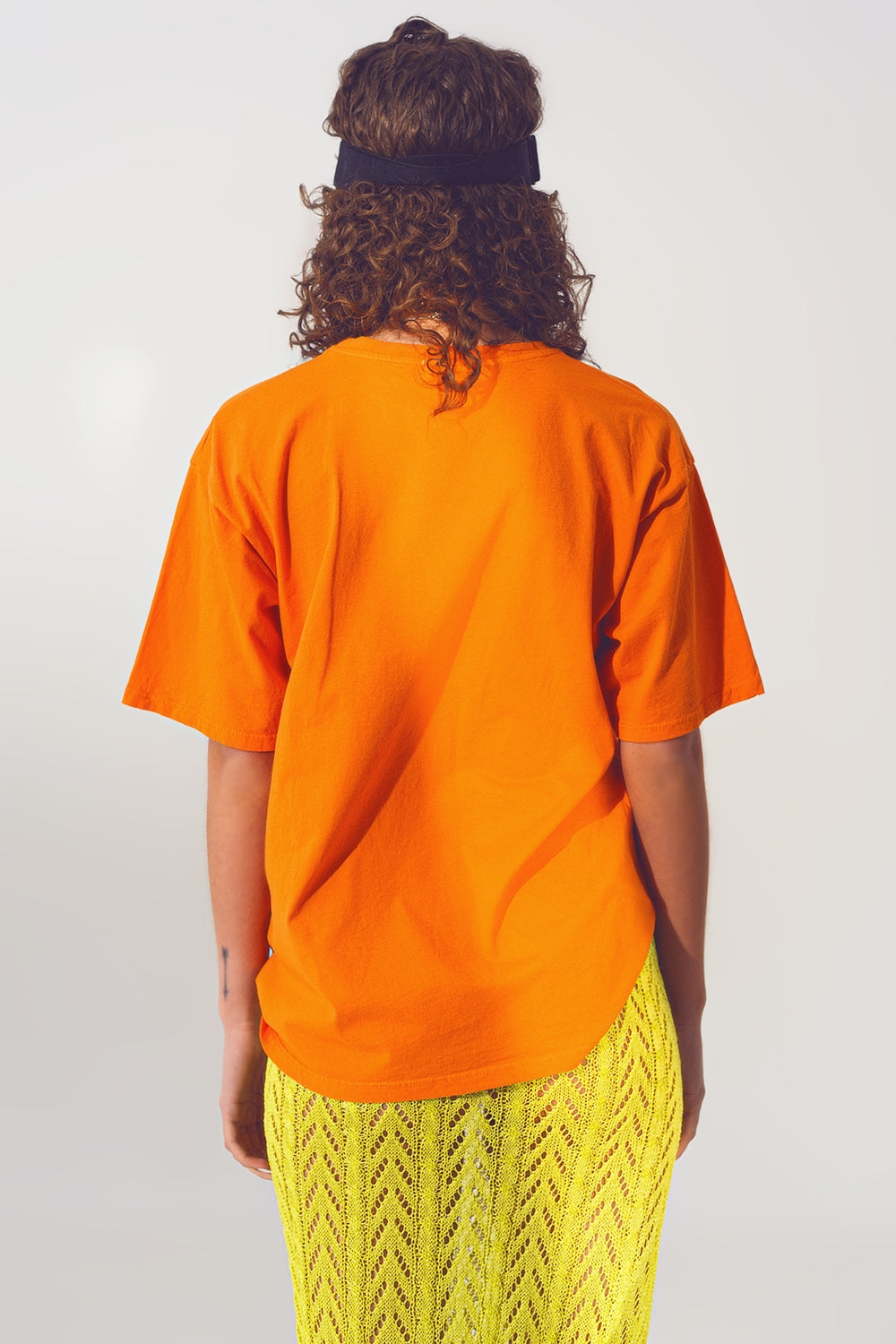 Camiseta con texto Good Vibes en naranja