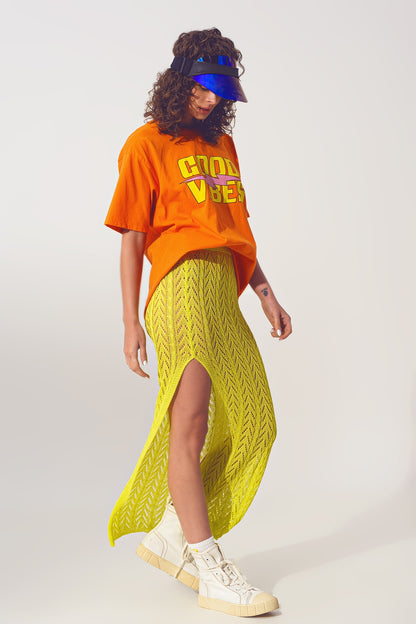 Camiseta con texto Good Vibes en naranja