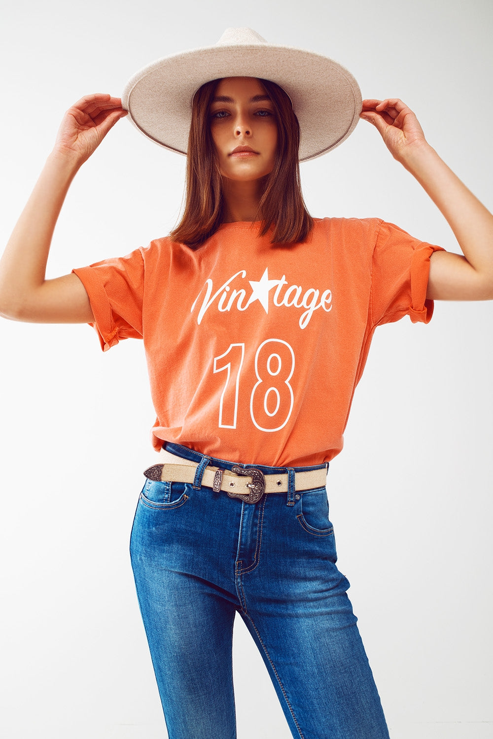 Camiseta con Texto Vintage 18 en naranja