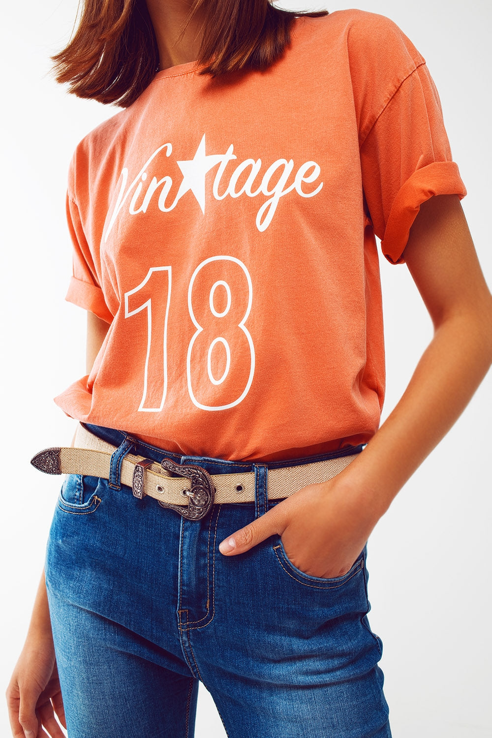 Camiseta con Texto Vintage 18 en naranja