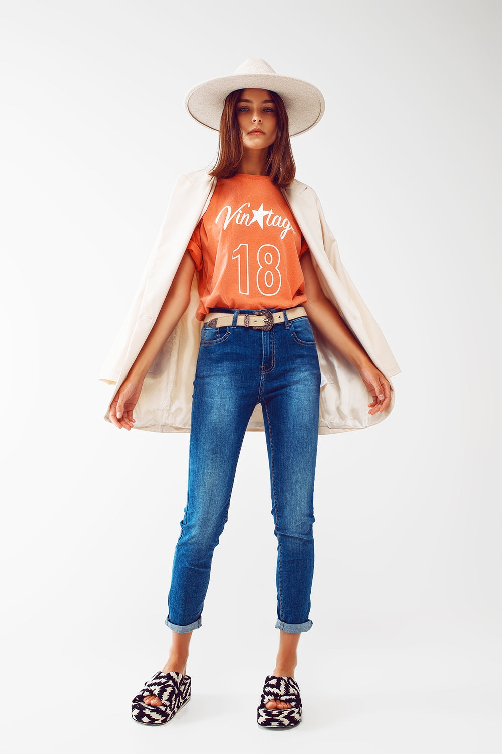 Camiseta con Texto Vintage 18 en naranja