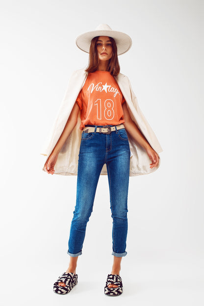 Camiseta con Texto Vintage 18 en naranja