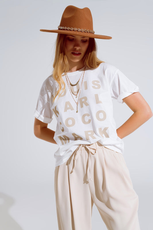 Q2 Camiseta crema con logotipos de nombres famosos en la parte delantera