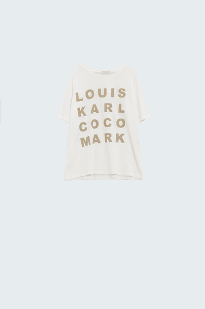 Camiseta crema con logotipos de nombres famosos en la parte delantera