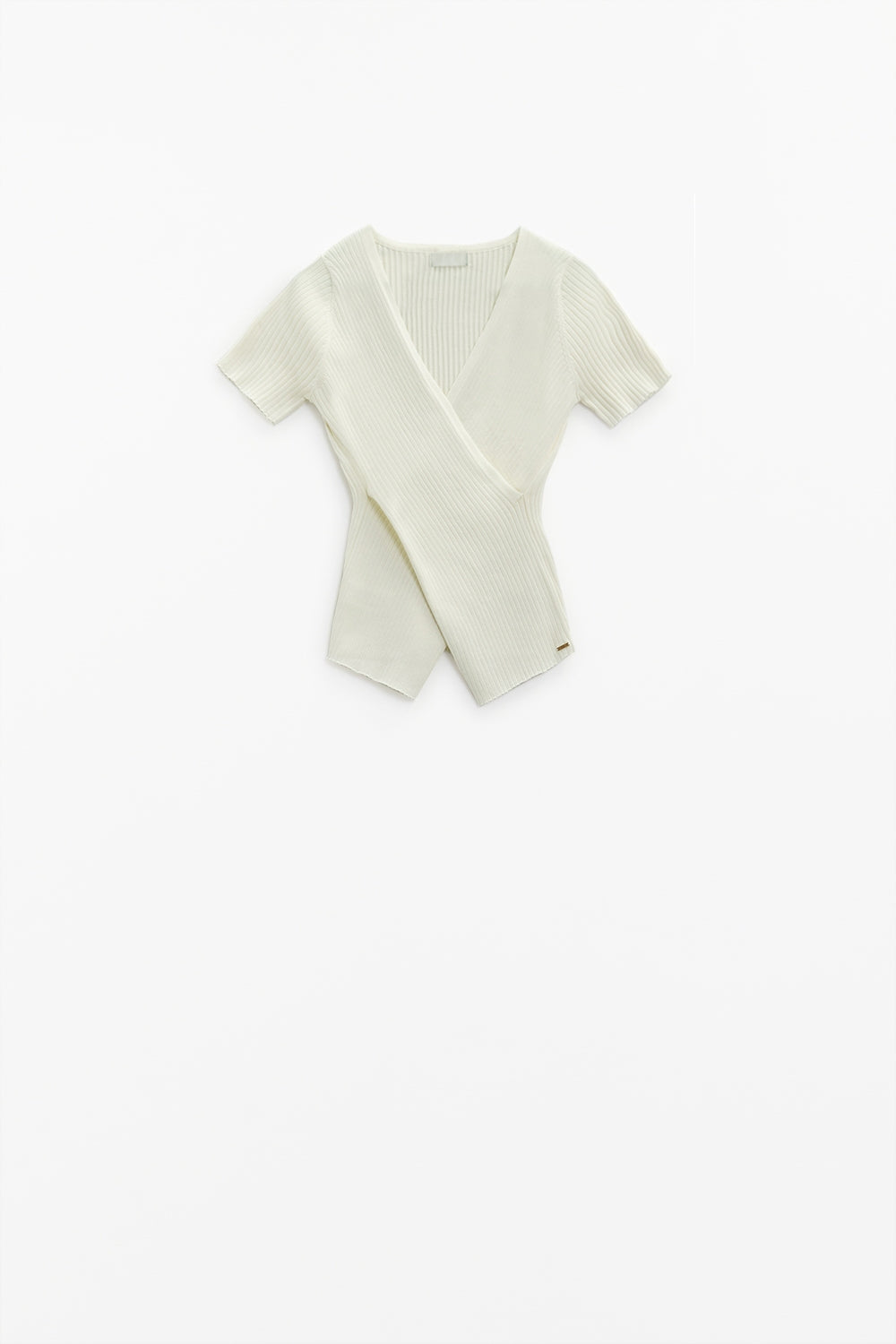 Camiseta crema con parte delantera cruzada y cuello en V