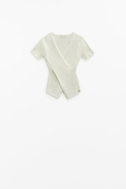 Camiseta crema con parte delantera cruzada y cuello en V