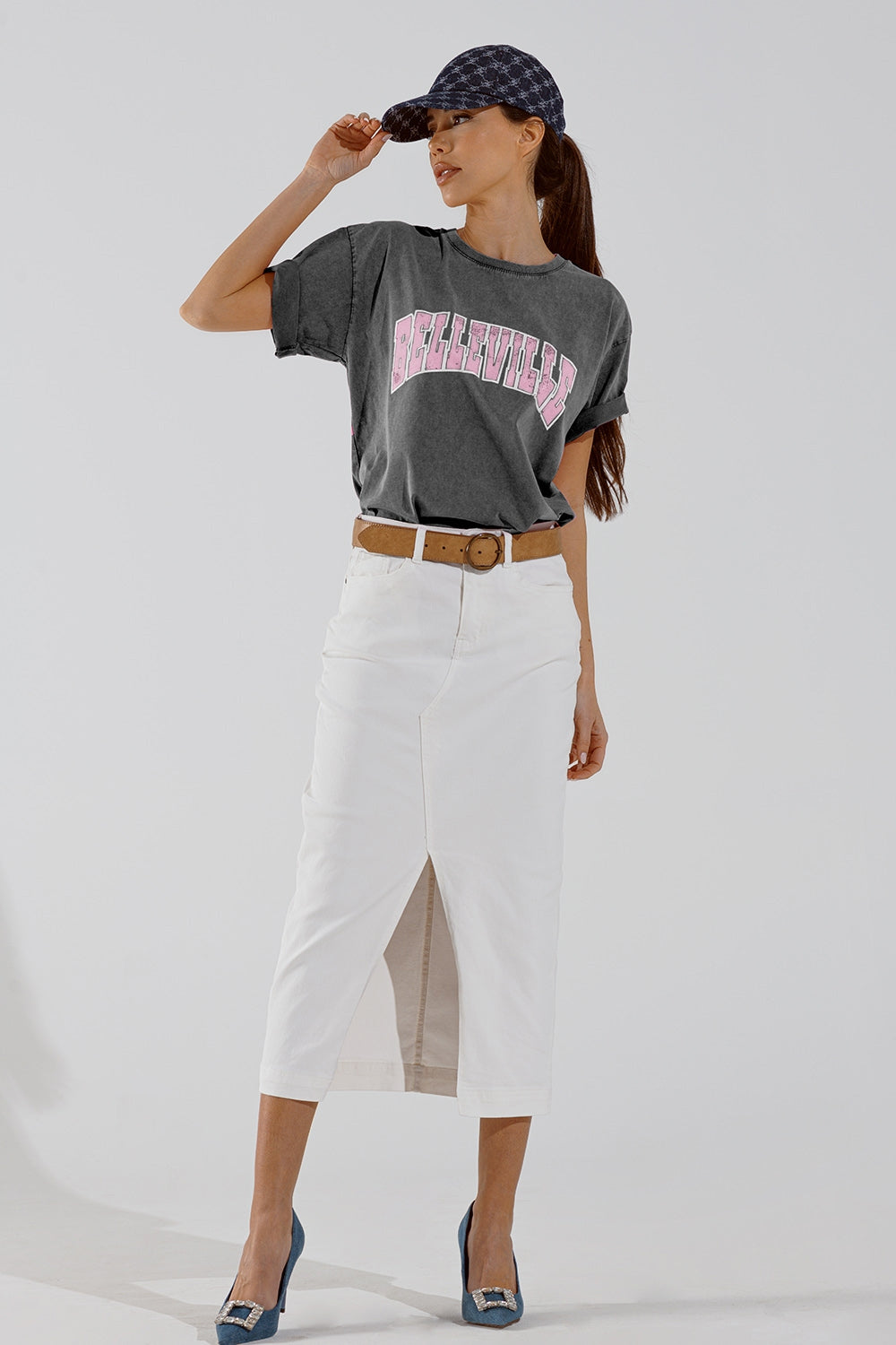 Camiseta cuello redondo gris con texto Belleville