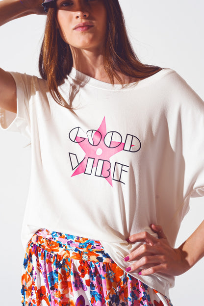 Camiseta de cuello de barco con texto Good Vibe en blanco y rosa