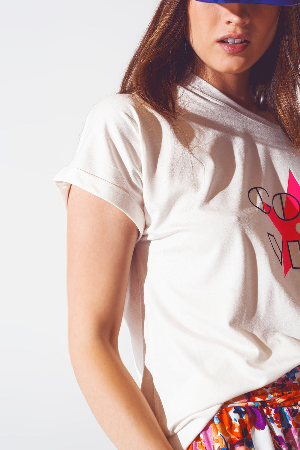Camiseta de cuello de barco con texto Good Vibe en blanco y rosa