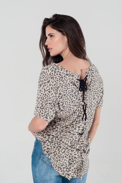 Camiseta de leopardo rosa con detalle de cordones en la espalda