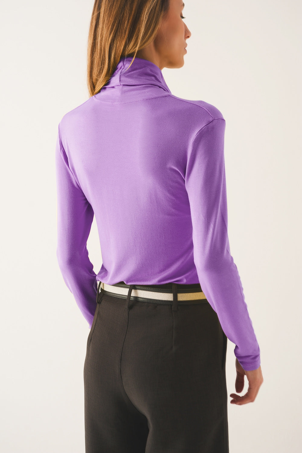 Camiseta de manga larga y cuello alto en morado de modal