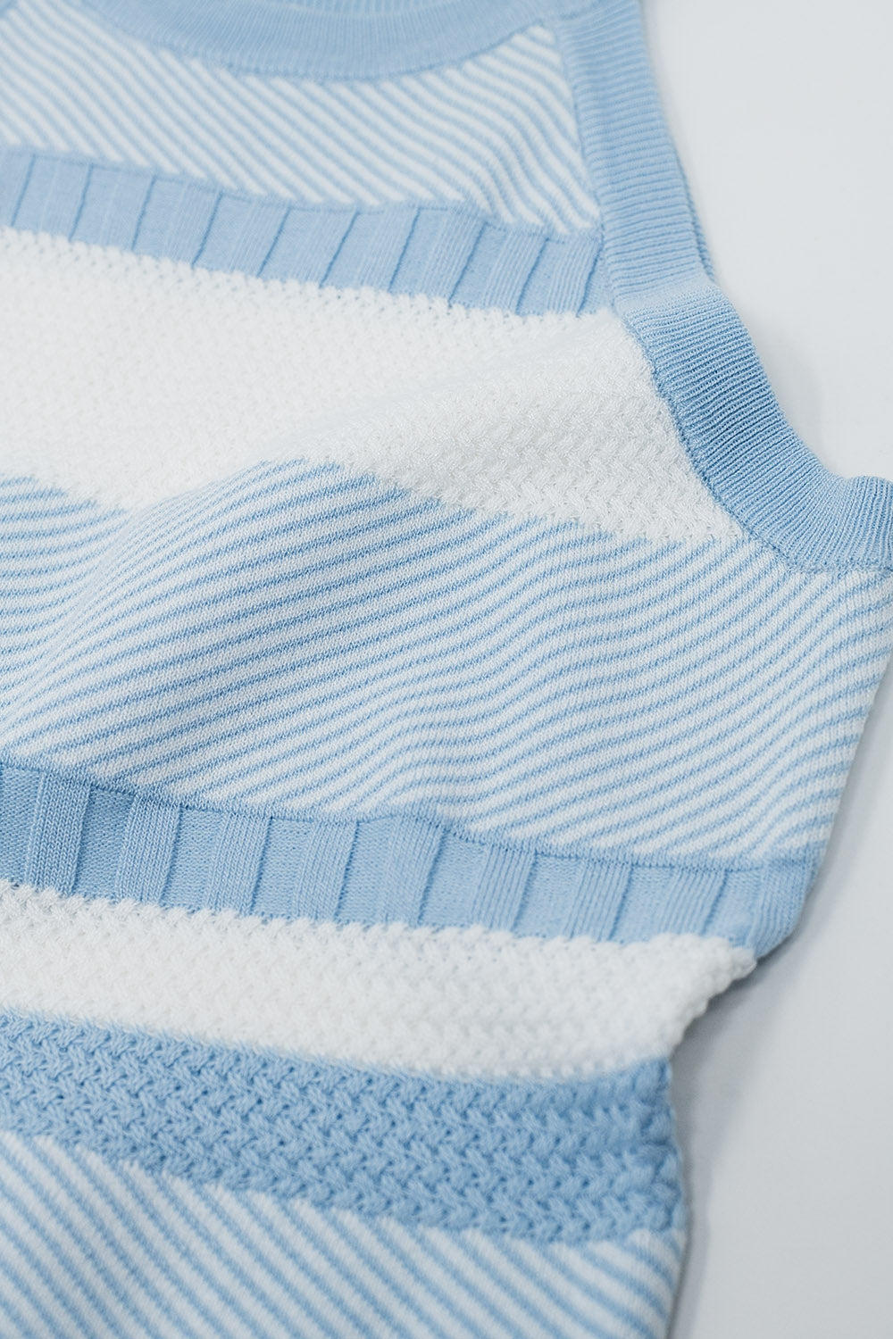 Camiseta de tirantes azul con diseño de rayas en diferentes tejidos