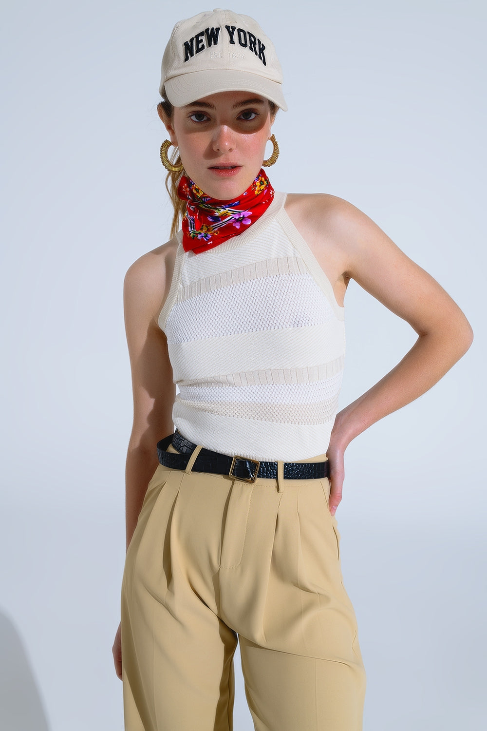 Camiseta de tirantes beige con diseño de rayas en diferentes tejidos