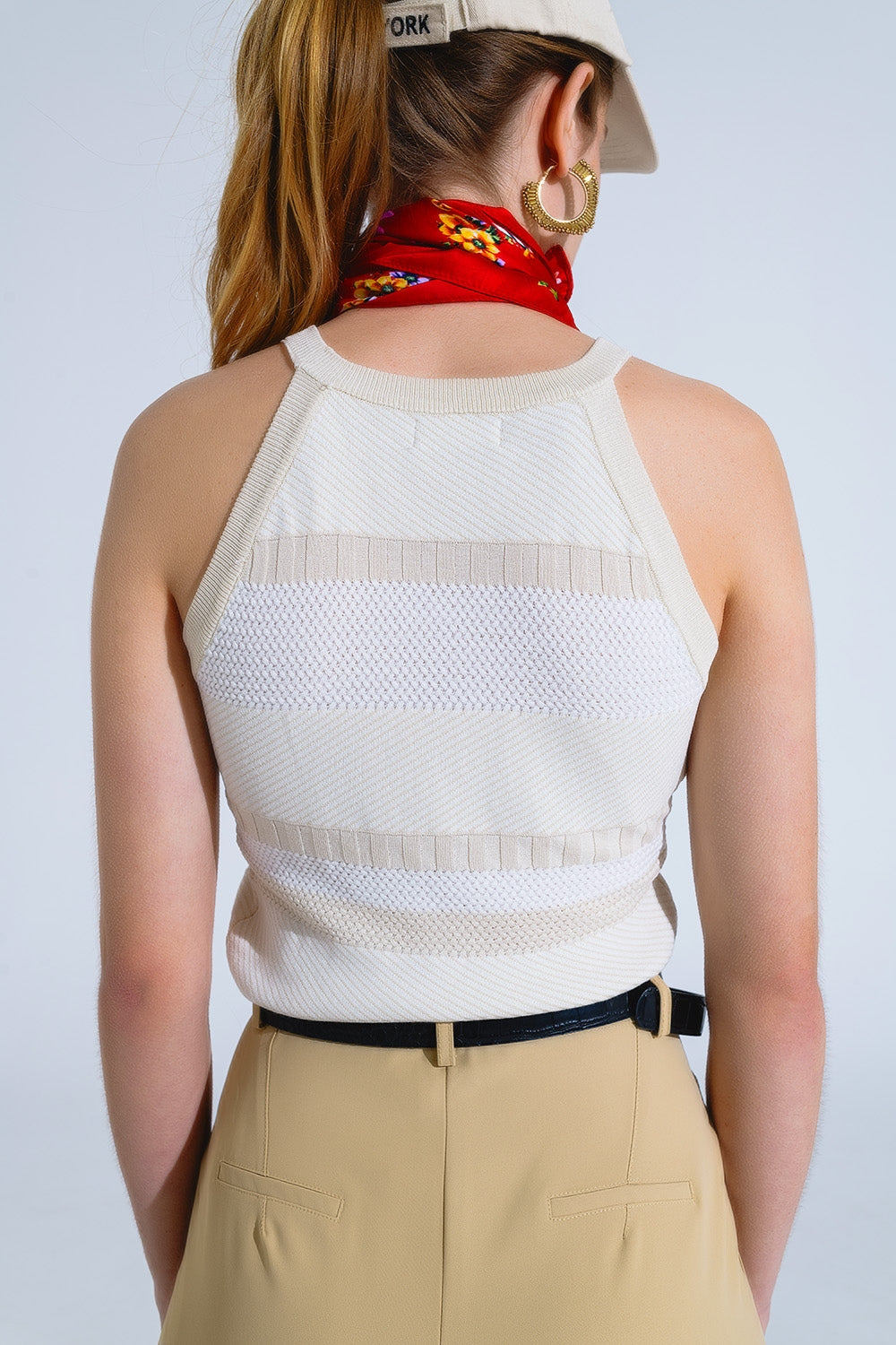 Camiseta de tirantes beige con diseño de rayas en diferentes tejidos