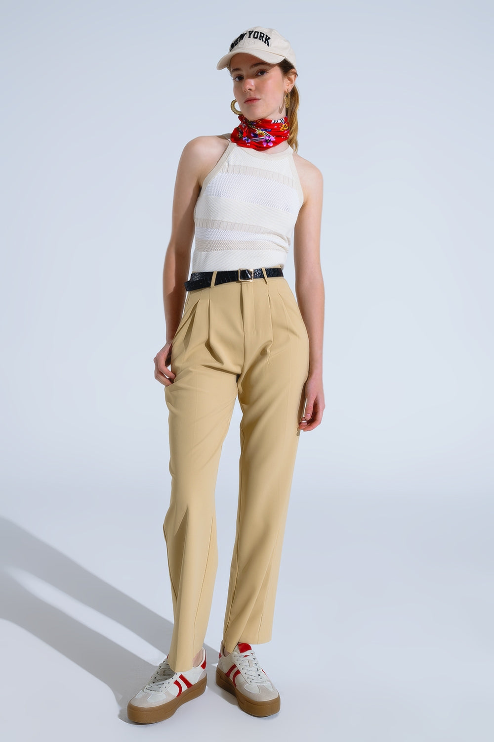 Camiseta de tirantes beige con diseño de rayas en diferentes tejidos