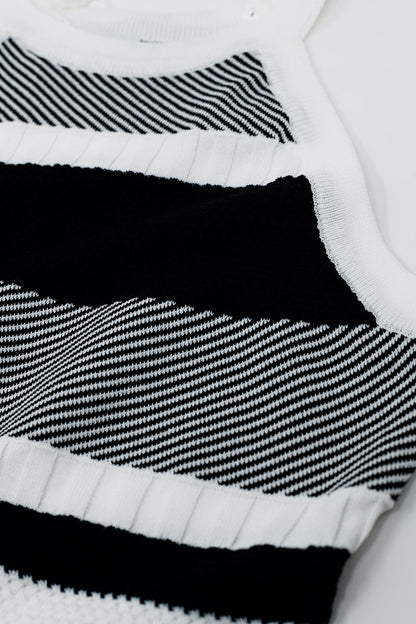 Camiseta de tirantes blanca y negra con diseño de rayas en diferentes tejidos