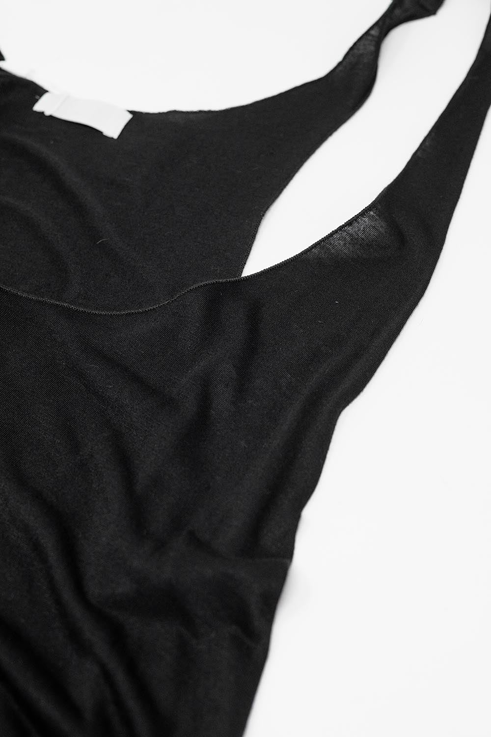 Camiseta de tirantes negra de cuello ancho