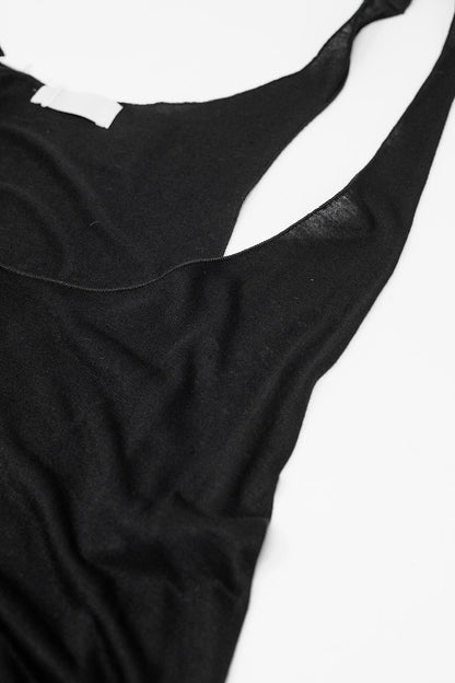 Camiseta de tirantes negra de cuello ancho