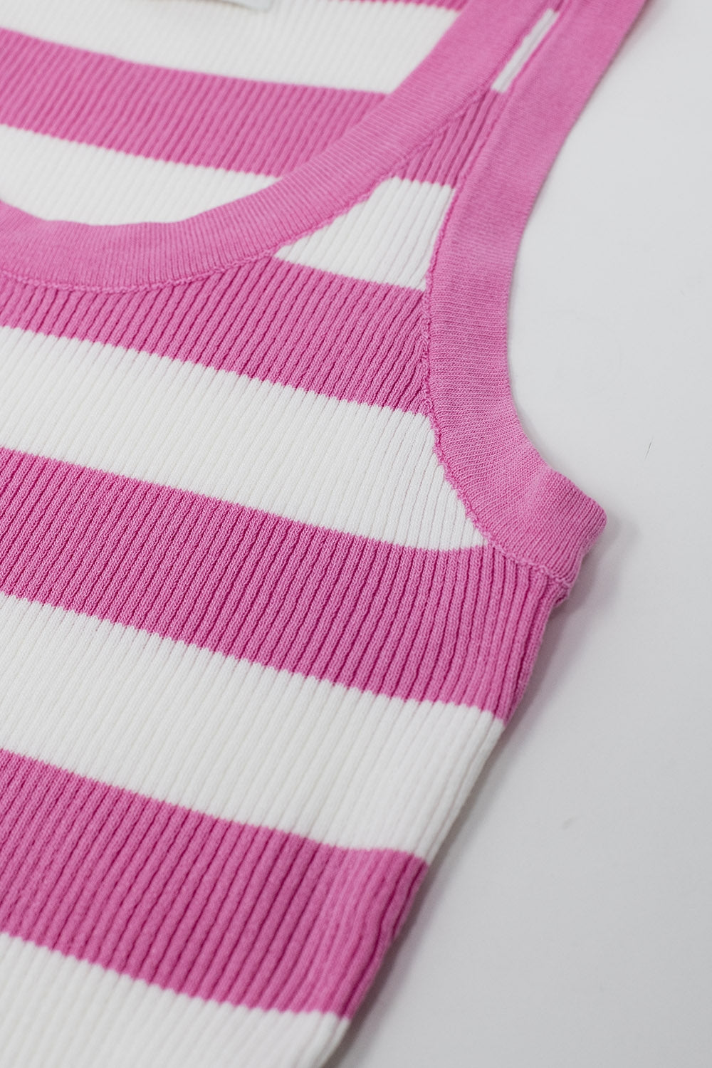 Camiseta de tirantes rosa con rayas anchas en blanco