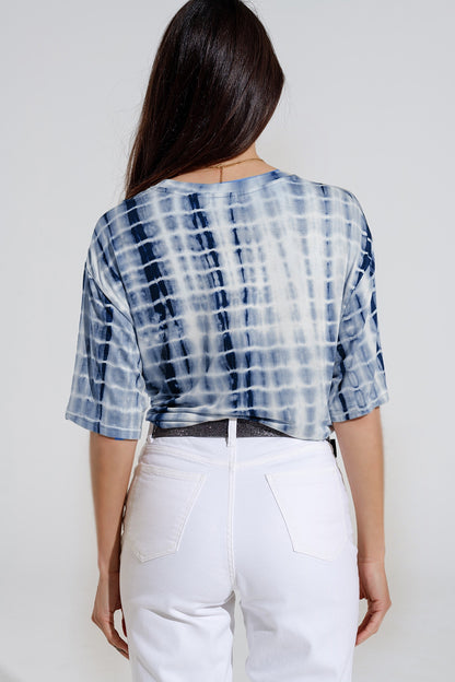 Camiseta estampada Tie Dye azul con nudo en la parte delantera