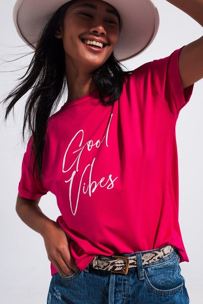 Camiseta fucsia con texto Good Vibes