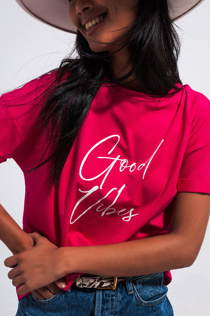 Camiseta fucsia con texto Good Vibes