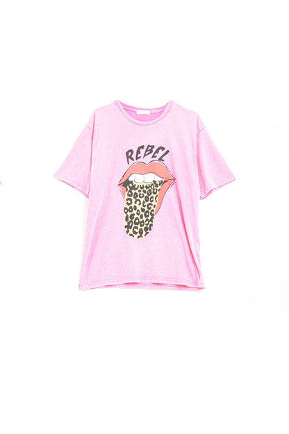 Camiseta gráfica Pink Rebel con estampado de leopardo en la lengüeta